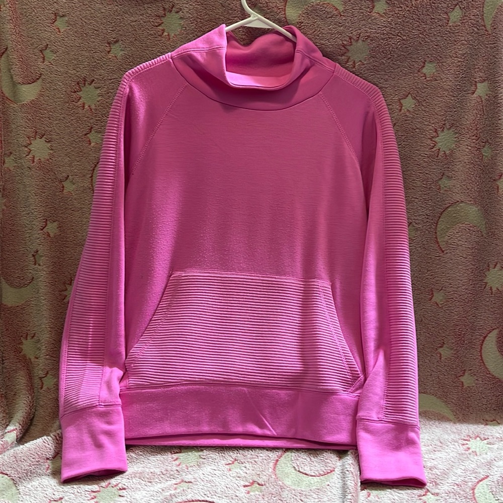 Gil’s Woman’s pink pullover with short pullover neck